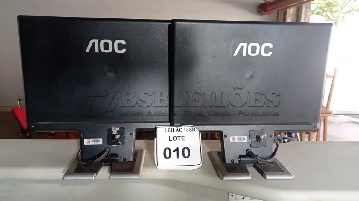 LOTE 010 - 02 MONITORES AOC. (NO ESTADO) ATENÇÃO! FAZER A VISITAÇÃO ANTES DE ARREMATAR, NÃO SABEMOS SE FUNCIONA, LEILÃO NÃO TEM GARANTIA E NEM DEVOLUÇÃO, SUJEITO A POSSÍVEIS AVARIAS VISÍVEIS/OCULTAS E/OU AUSÊNCIA DE COMPONENTES.
