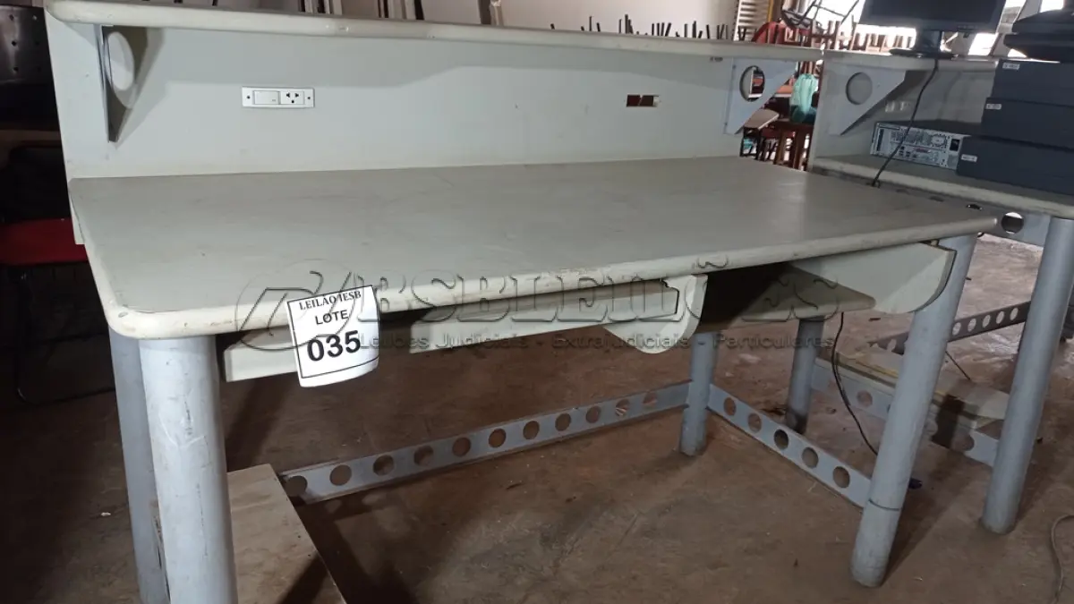 LOTE 035 - 01 ESTAÇÃO DE TRABALHO EM MADEIRA COM PÉ EM FERRO. (NO ESTADO) ATENÇÃO! FAZER A VISITAÇÃO ANTES DE ARREMATAR, NÃO SABEMOS SE FUNCIONA, LEILÃO NÃO TEM GARANTIA E NEM DEVOLUÇÃO, SUJEITO A POSSÍVEIS AVARIAS VISÍVEIS/OCULTAS E/OU AUSÊNCIA DE COMPONENTES.