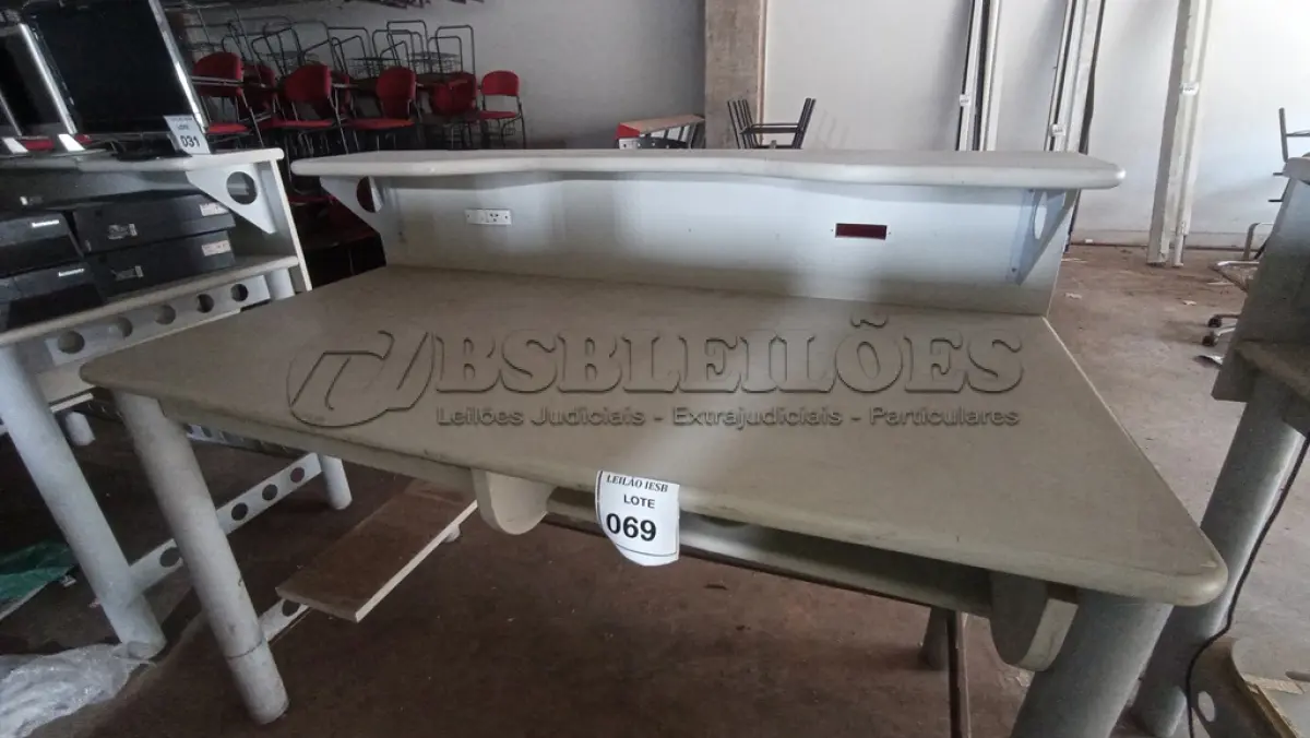 LOTE 069 - 01 ESTAÇÃO DE TRABALHO EM MADEIRA COM PÉ EM FERRO. (NO ESTADO) ATENÇÃO! FAZER A VISITAÇÃO ANTES DE ARREMATAR, NÃO SABEMOS SE FUNCIONA, LEILÃO NÃO TEM GARANTIA E NEM DEVOLUÇÃO, SUJEITO A POSSÍVEIS AVARIAS VISÍVEIS/OCULTAS E/OU AUSÊNCIA DE COMPONENTES.