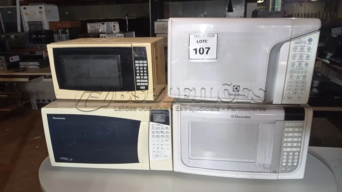 LOTE 107 - 04 MICRO ONDAS DIVERSAS MARCAS. (NO ESTADO) ATENÇÃO! FAZER A VISITAÇÃO ANTES DE ARREMATAR, NÃO SABEMOS SE FUNCIONA, LEILÃO NÃO TEM GARANTIA E NEM DEVOLUÇÃO, SUJEITO A POSSÍVEIS AVARIAS VISÍVEIS/OCULTAS E/OU AUSÊNCIA DE COMPONENTES.