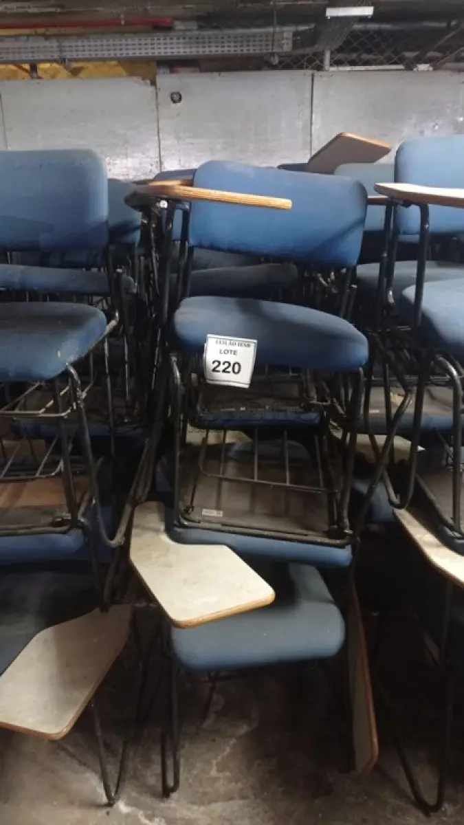 LOTE 220 - 15 CADEIRAS UNIVERSITÁRIA. (NO ESTADO) ATENÇÃO! FAZER A VISITAÇÃO ANTES DE ARREMATAR, NÃO SABEMOS SE FUNCIONA, LEILÃO NÃO TEM GARANTIA E NEM DEVOLUÇÃO, SUJEITO A POSSÍVEIS AVARIAS VISÍVEIS/OCULTAS E/OU AUSÊNCIA DE COMPONENTES.