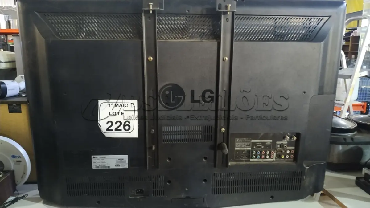 LOTE 226 - 01 TV LCD 37’’ MARCA LG E 01 TV LCD 26’’ MARCA SAMSUNG. (NO ESTADO) ATENÇÃO! FAZER A VISITAÇÃO ANTES DE ARREMATAR, NÃO SABEMOS SE FUNCIONA, LEILÃO NÃO TEM GARANTIA E NEM DEVOLUÇÃO, SUJEITO A POSSÍVEIS AVARIAS VISÍVEIS/OCULTAS E/OU AUSÊNCIA DE COMPONENTES.