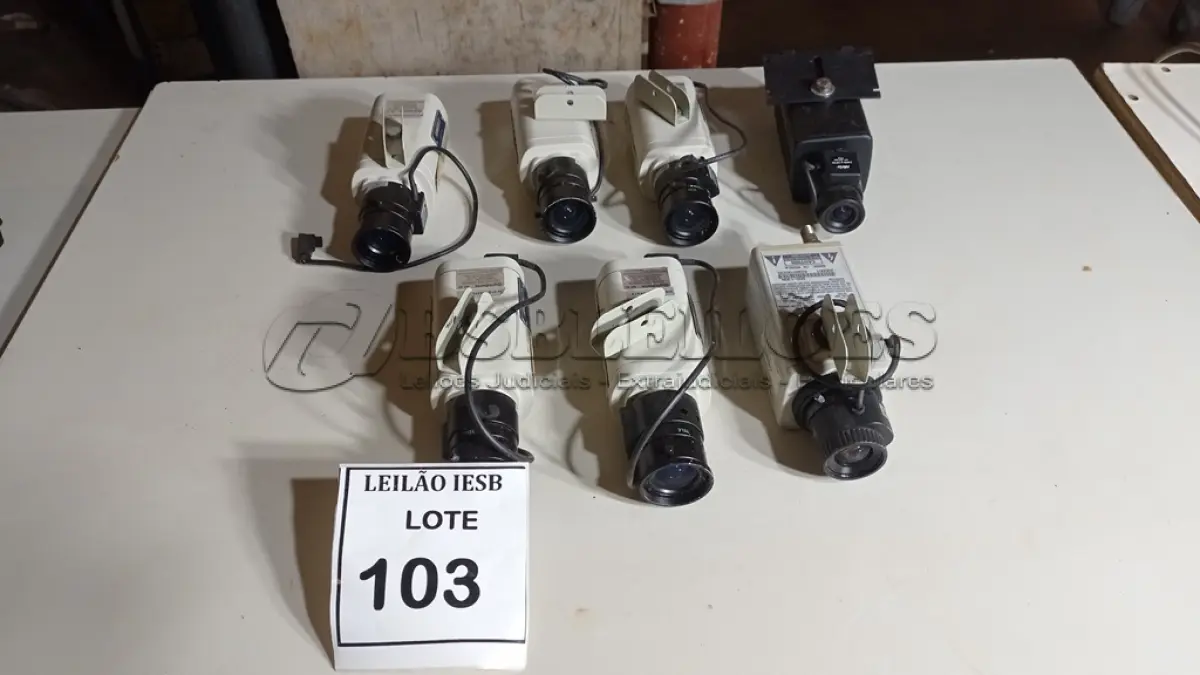 LOTE 103 - 07 CÂMERAS DE SEGURANÇA. (NO ESTADO) ATENÇÃO! FAZER A VISITAÇÃO ANTES DE ARREMATAR, NÃO SABEMOS SE FUNCIONA, LEILÃO NÃO TEM GARANTIA E NEM DEVOLUÇÃO, SUJEITO A POSSÍVEIS AVARIAS VISÍVEIS/OCULTAS E/OU AUSÊNCIA DE COMPONENTES.