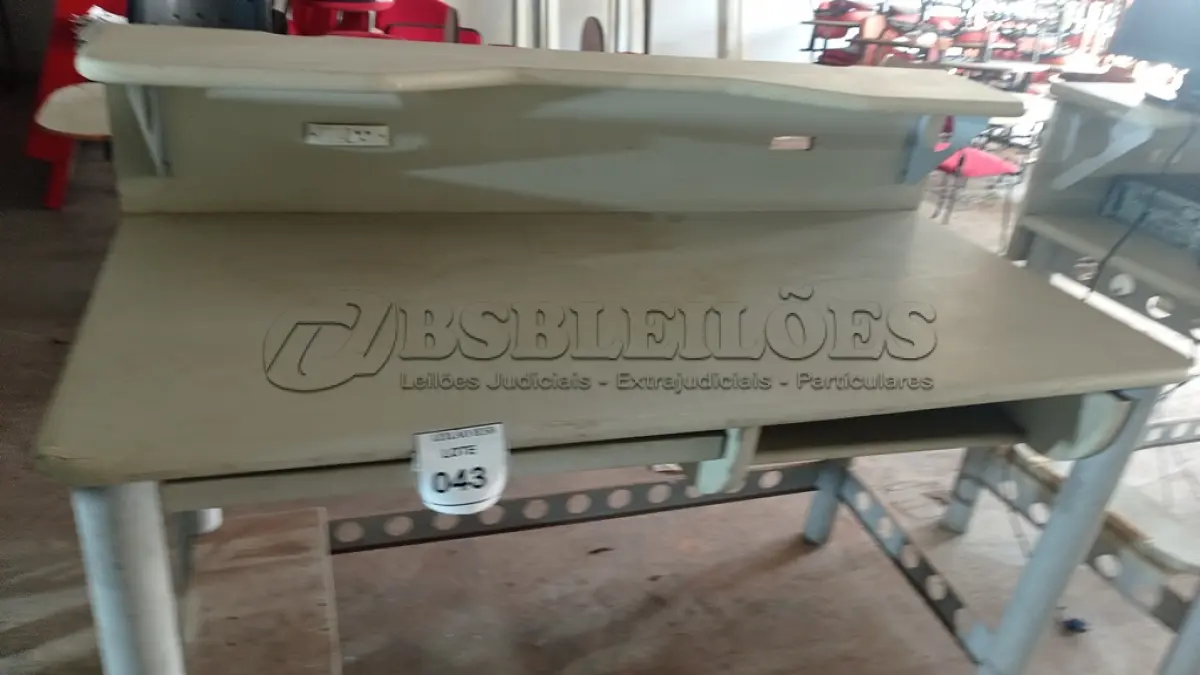 LOTE 043 - 01 ESTAÇÃO DE TRABALHO EM MADEIRA COM PÉ EM FERRO. (NO ESTADO) ATENÇÃO! FAZER A VISITAÇÃO ANTES DE ARREMATAR, NÃO SABEMOS SE FUNCIONA, LEILÃO NÃO TEM GARANTIA E NEM DEVOLUÇÃO, SUJEITO A POSSÍVEIS AVARIAS VISÍVEIS/OCULTAS E/OU AUSÊNCIA DE COMPONENTES.