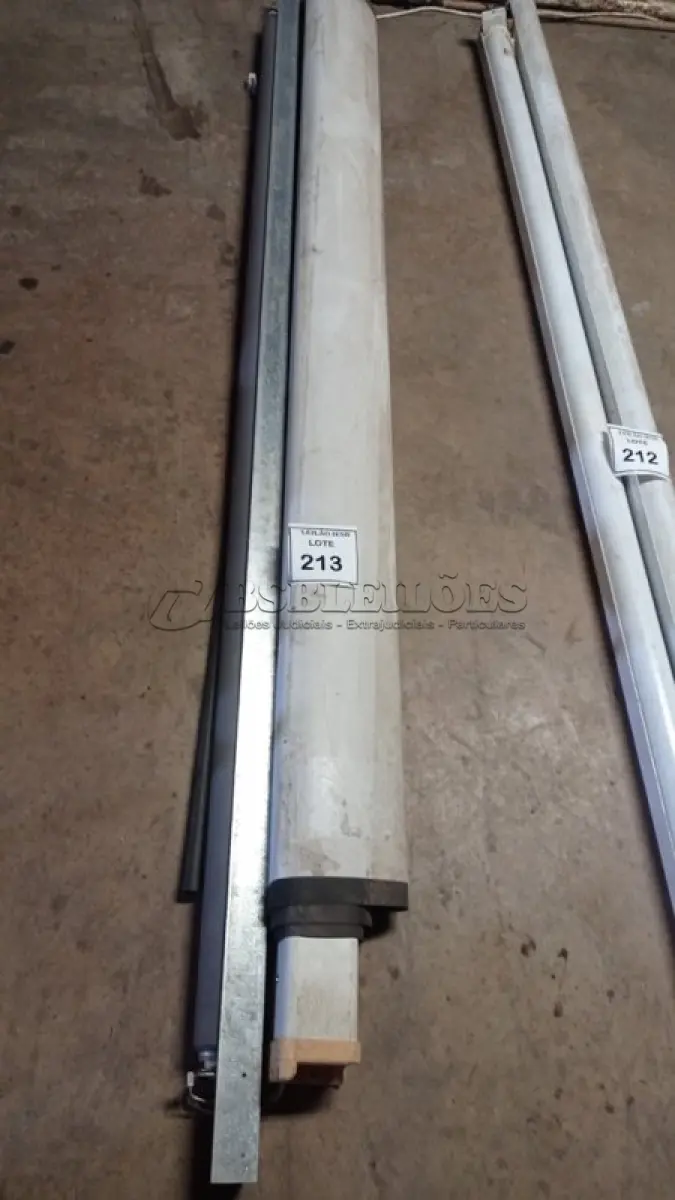 LOTE 213 - 02 TELAS DE PROJEÇÃO. (NO ESTADO) ATENÇÃO! FAZER A VISITAÇÃO ANTES DE ARREMATAR, NÃO SABEMOS SE FUNCIONA, LEILÃO NÃO TEM GARANTIA E NEM DEVOLUÇÃO, SUJEITO A POSSÍVEIS AVARIAS VISÍVEIS/OCULTAS E/OU AUSÊNCIA DE COMPONENTES.