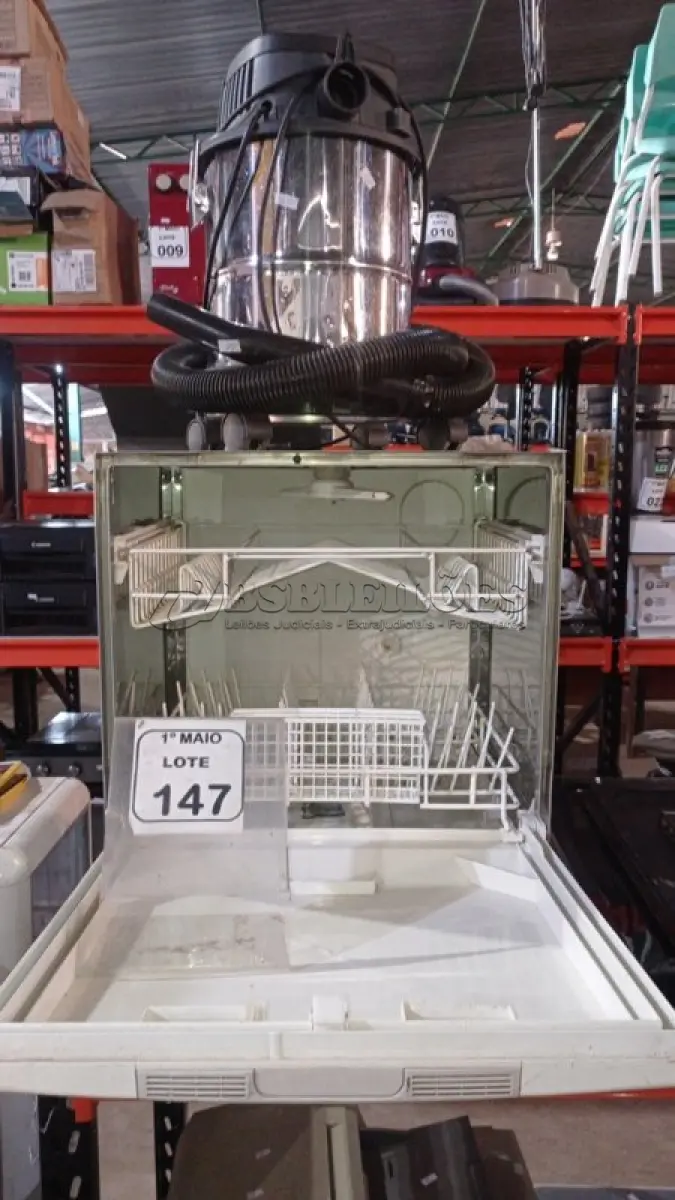 LOTE 147 - 01 LAVA LOUÇA 220V MARCA BRASTEMP E 01 ASPIRADOR DE PÓ. (NO ESTADO) ATENÇÃO! FAZER A VISITAÇÃO ANTES DE ARREMATAR, NÃO SABEMOS SE FUNCIONA, LEILÃO NÃO TEM GARANTIA E NEM DEVOLUÇÃO, SUJEITO A POSSÍVEIS AVARIAS VISÍVEIS/OCULTAS E/OU AUSÊNCIA DE COMPONENTES.