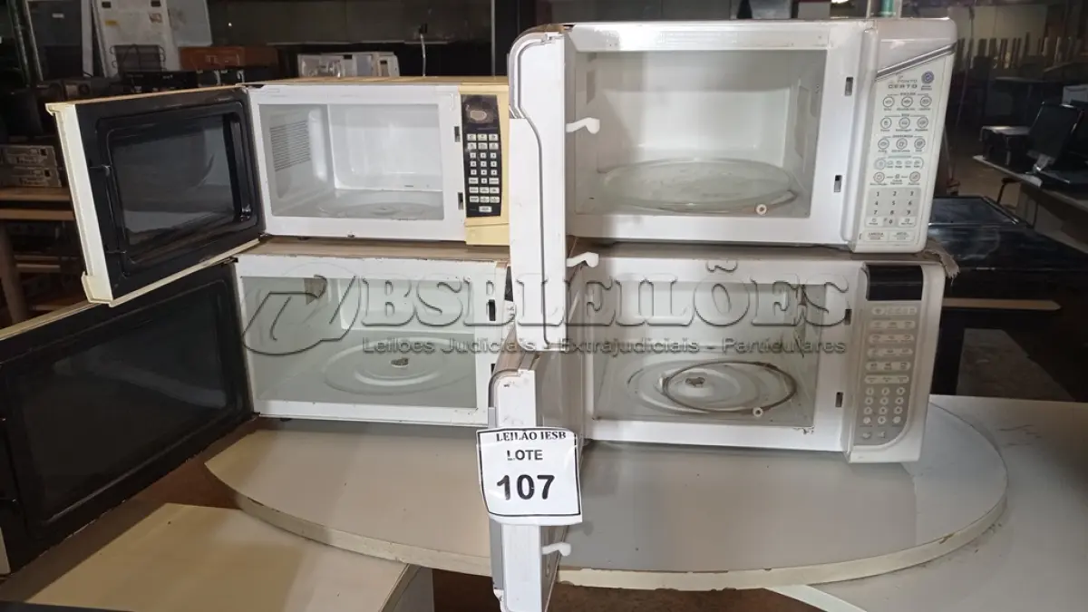 LOTE 107 - 04 MICRO ONDAS DIVERSAS MARCAS. (NO ESTADO) ATENÇÃO! FAZER A VISITAÇÃO ANTES DE ARREMATAR, NÃO SABEMOS SE FUNCIONA, LEILÃO NÃO TEM GARANTIA E NEM DEVOLUÇÃO, SUJEITO A POSSÍVEIS AVARIAS VISÍVEIS/OCULTAS E/OU AUSÊNCIA DE COMPONENTES.