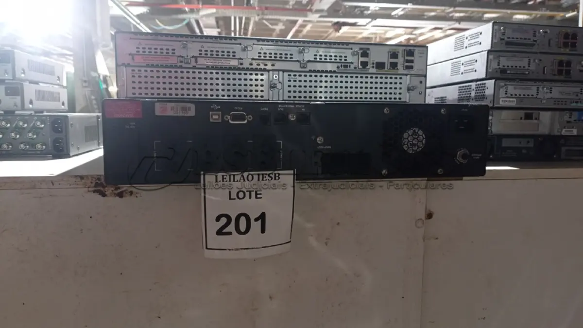 LOTE 201 - 01 ROTEADOR CISCO 2900ISR E 01 NOBREAK PARA SERVIDOR. (NO ESTADO) ATENÇÃO! FAZER A VISITAÇÃO ANTES DE ARREMATAR, NÃO SABEMOS SE FUNCIONA, LEILÃO NÃO TEM GARANTIA E NEM DEVOLUÇÃO, SUJEITO A POSSÍVEIS AVARIAS VISÍVEIS/OCULTAS E/OU AUSÊNCIA DE COMPONENTES.