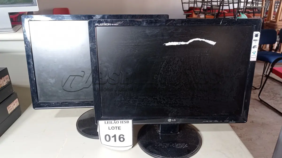 LOTE 016 - 02 MONITORES LG. (NO ESTADO) ATENÇÃO! FAZER A VISITAÇÃO ANTES DE ARREMATAR, NÃO SABEMOS SE FUNCIONA, LEILÃO NÃO TEM GARANTIA E NEM DEVOLUÇÃO, SUJEITO A POSSÍVEIS AVARIAS VISÍVEIS/OCULTAS E/OU AUSÊNCIA DE COMPONENTES.