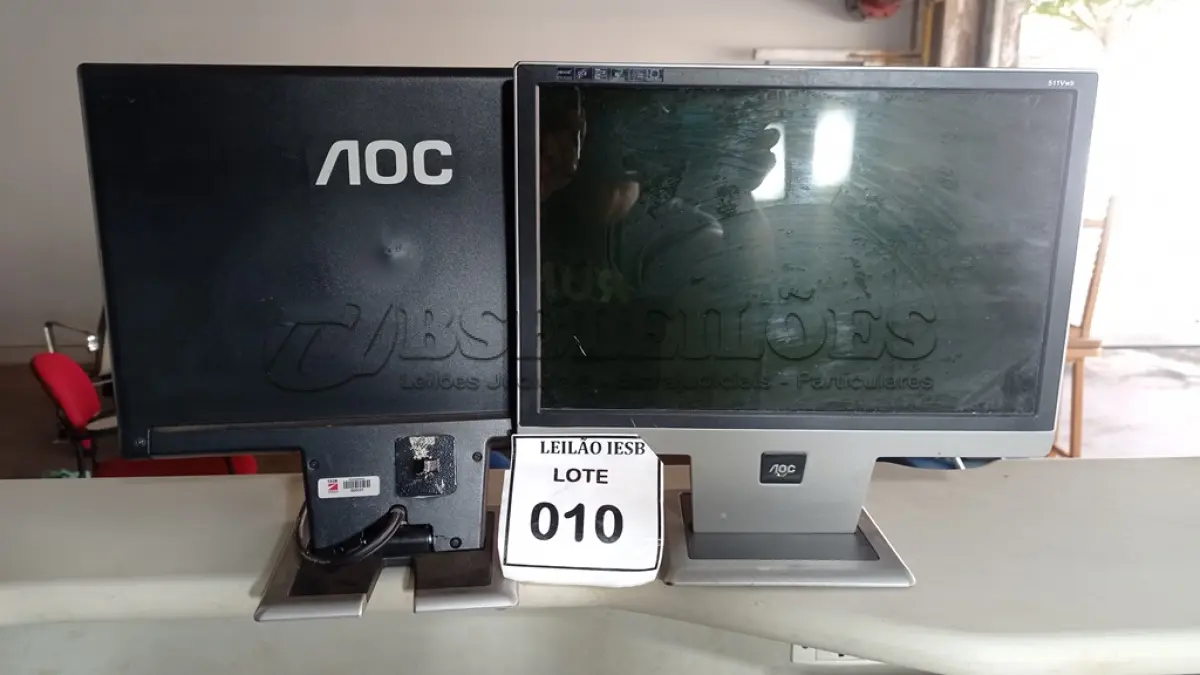 LOTE 010 - 02 MONITORES AOC. (NO ESTADO) ATENÇÃO! FAZER A VISITAÇÃO ANTES DE ARREMATAR, NÃO SABEMOS SE FUNCIONA, LEILÃO NÃO TEM GARANTIA E NEM DEVOLUÇÃO, SUJEITO A POSSÍVEIS AVARIAS VISÍVEIS/OCULTAS E/OU AUSÊNCIA DE COMPONENTES.