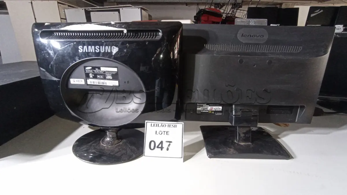 LOTE 047 - 02 MONITORES LENOVO E SAMSUNG. (NO ESTADO) ATENÇÃO! FAZER A VISITAÇÃO ANTES DE ARREMATAR, NÃO SABEMOS SE FUNCIONA, LEILÃO NÃO TEM GARANTIA E NEM DEVOLUÇÃO, SUJEITO A POSSÍVEIS AVARIAS VISÍVEIS/OCULTAS E/OU AUSÊNCIA DE COMPONENTES.