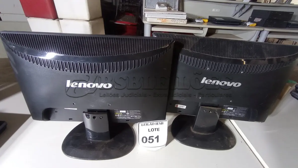 LOTE 051 - 02 MONITORES LENOVO. (NO ESTADO) ATENÇÃO! FAZER A VISITAÇÃO ANTES DE ARREMATAR, NÃO SABEMOS SE FUNCIONA, LEILÃO NÃO TEM GARANTIA E NEM DEVOLUÇÃO, SUJEITO A POSSÍVEIS AVARIAS VISÍVEIS/OCULTAS E/OU AUSÊNCIA DE COMPONENTES.