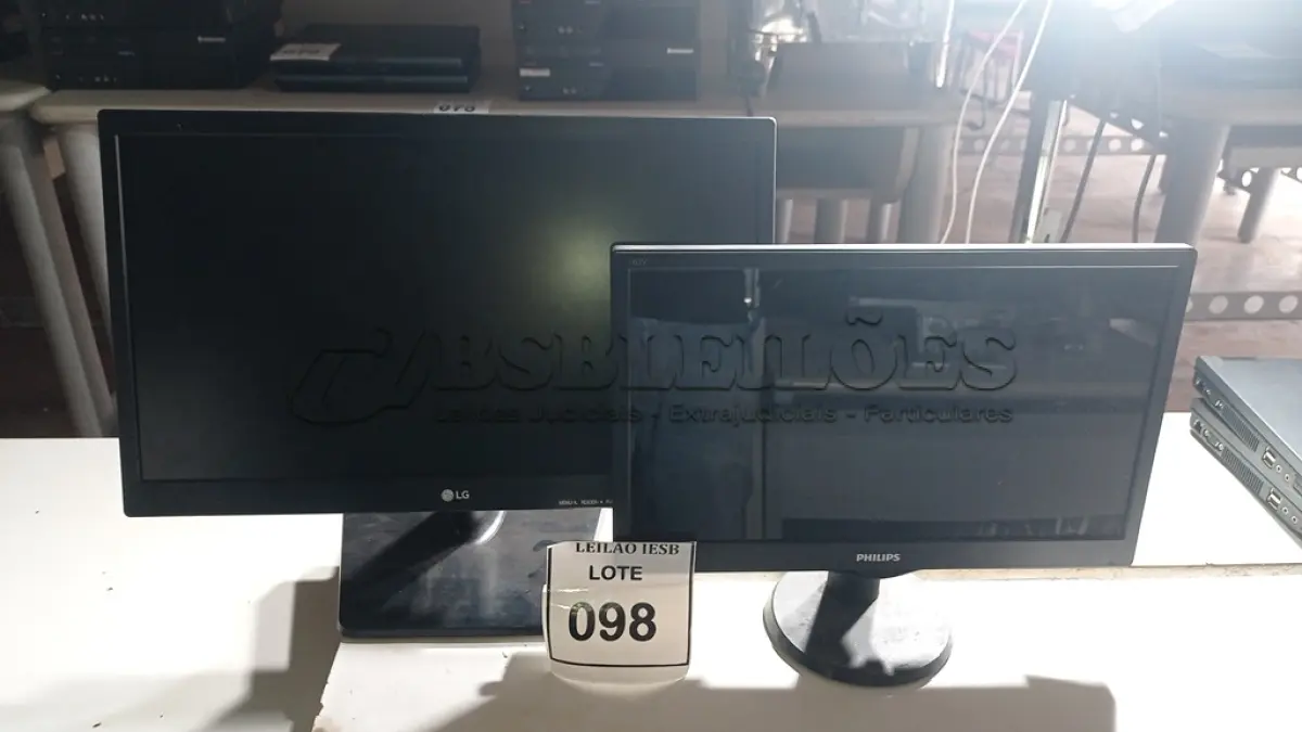 LOTE 098 - 01 MONITOR HP E 01 MONITOR PHILIPS. (NO ESTADO) ATENÇÃO! FAZER A VISITAÇÃO ANTES DE ARREMATAR, NÃO SABEMOS SE FUNCIONA, LEILÃO NÃO TEM GARANTIA E NEM DEVOLUÇÃO, SUJEITO A POSSÍVEIS AVARIAS VISÍVEIS/OCULTAS E/OU AUSÊNCIA DE COMPONENTES.