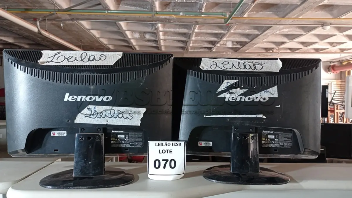 LOTE 070 - 02 MONITORES LENOVO. (NO ESTADO) ATENÇÃO! FAZER A VISITAÇÃO ANTES DE ARREMATAR, NÃO SABEMOS SE FUNCIONA, LEILÃO NÃO TEM GARANTIA E NEM DEVOLUÇÃO, SUJEITO A POSSÍVEIS AVARIAS VISÍVEIS/OCULTAS E/OU AUSÊNCIA DE COMPONENTES.