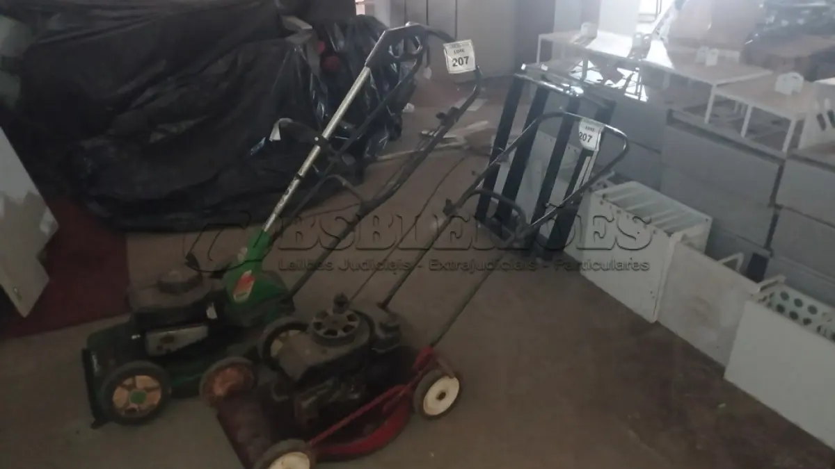 LOTE 207 - 02 CORTADORES DE GRAMA A GASOLINA E 01 ROÇADEIRA ELÉTRICA. (NO ESTADO) ATENÇÃO! FAZER A VISITAÇÃO ANTES DE ARREMATAR, NÃO SABEMOS SE FUNCIONA, LEILÃO NÃO TEM GARANTIA E NEM DEVOLUÇÃO, SUJEITO A POSSÍVEIS AVARIAS VISÍVEIS/OCULTAS E/OU AUSÊNCIA DE COMPONENTES.