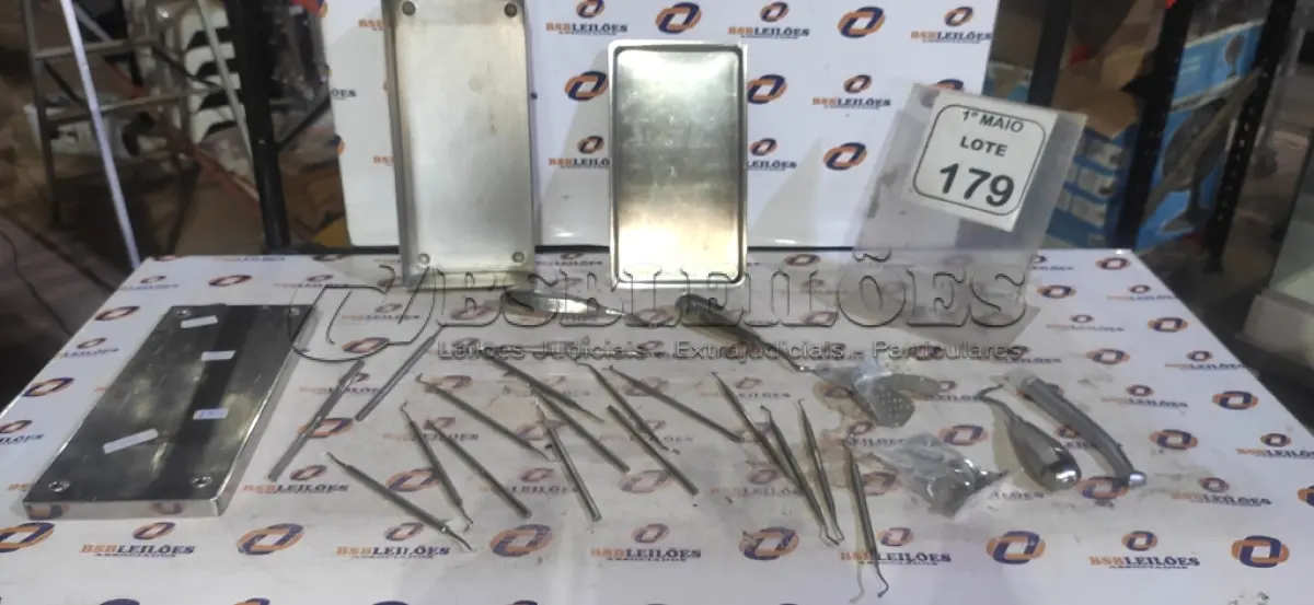 LOTE 179 - 01 CAIXA DE INOX COM VÁRIOS INSTRUMENTOS ODONTOLÓGICOS DE MODELOS DIVERSOS. (NO ESTADO) ATENÇÃO! FAZER A VISITAÇÃO ANTES DE ARREMATAR, NÃO SABEMOS SE FUNCIONA, LEILÃO NÃO TEM GARANTIA E NEM DEVOLUÇÃO, SUJEITO A POSSÍVEIS AVARIAS VISÍVEIS/OCULTAS E/OU AUSÊNCIA DE COMPONENTES.
