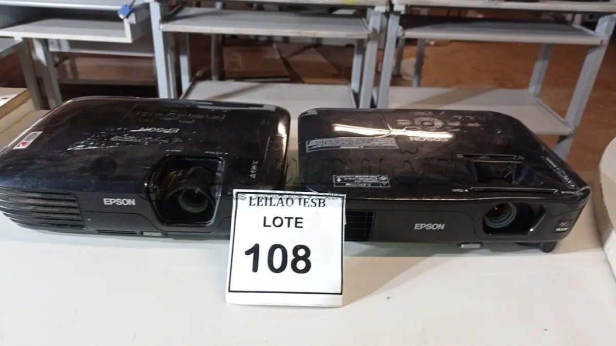 LOTE 108 - 02 PROJETORES EPSON. (NO ESTADO) ATENÇÃO! FAZER A VISITAÇÃO ANTES DE ARREMATAR, NÃO SABEMOS SE FUNCIONA, LEILÃO NÃO TEM GARANTIA E NEM DEVOLUÇÃO, SUJEITO A POSSÍVEIS AVARIAS VISÍVEIS/OCULTAS E/OU AUSÊNCIA DE COMPONENTES.