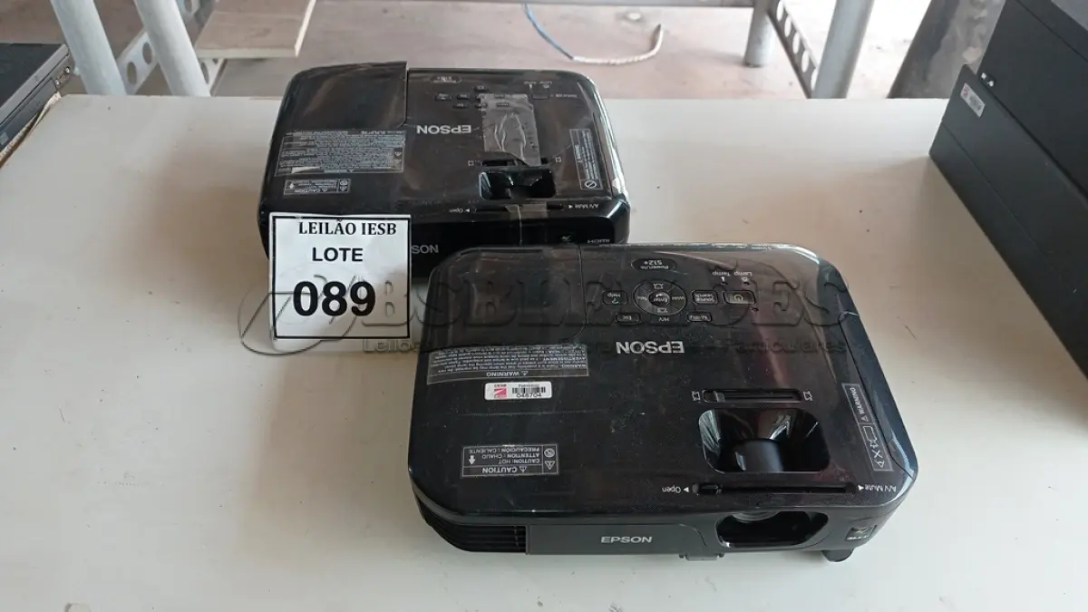 LOTE 089 - 02 PROJETORES EPSON. (NO ESTADO) ATENÇÃO! FAZER A VISITAÇÃO ANTES DE ARREMATAR, NÃO SABEMOS SE FUNCIONA, LEILÃO NÃO TEM GARANTIA E NEM DEVOLUÇÃO, SUJEITO A POSSÍVEIS AVARIAS VISÍVEIS/OCULTAS E/OU AUSÊNCIA DE COMPONENTES.