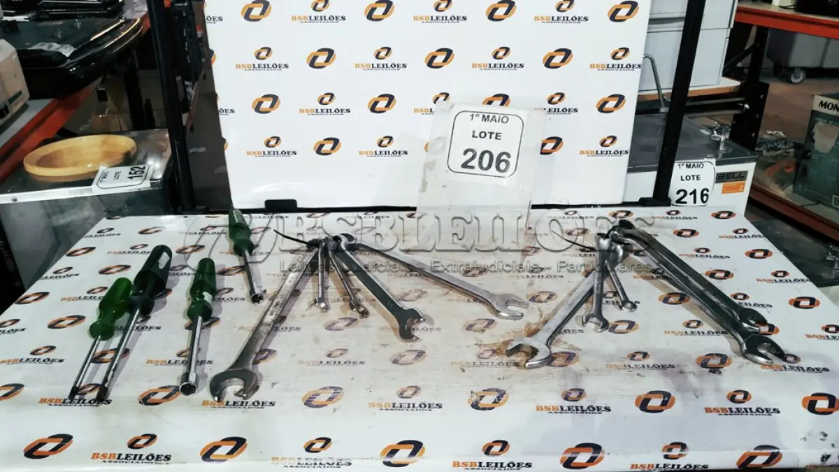 LOTE 206 - 01 LOTE COM VÁRIAS CHAVES TAMANHOS E MEDIDAS DIVERSAS MARCA BELZER. (NO ESTADO) ATENÇÃO! FAZER A VISITAÇÃO ANTES DE ARREMATAR, NÃO SABEMOS SE FUNCIONA, LEILÃO NÃO TEM GARANTIA E NEM DEVOLUÇÃO, SUJEITO A POSSÍVEIS AVARIAS VISÍVEIS/OCULTAS E/OU AUSÊNCIA DE COMPONENTES.