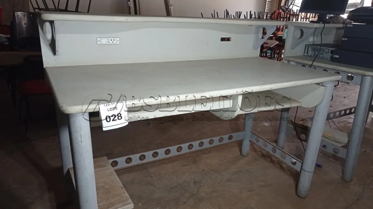 LOTE 028 - 01 ESTAÇÃO DE TRABALHO EM MADEIRA COM PÉ EM FERRO. (NO ESTADO) ATENÇÃO! FAZER A VISITAÇÃO ANTES DE ARREMATAR, NÃO SABEMOS SE FUNCIONA, LEILÃO NÃO TEM GARANTIA E NEM DEVOLUÇÃO, SUJEITO A POSSÍVEIS AVARIAS VISÍVEIS/OCULTAS E/OU AUSÊNCIA DE COMPONENTES.