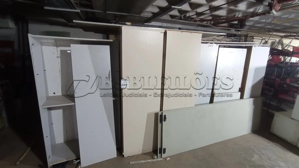 LOTE 045 - 01 LOTE COM ARMÁRIOS EM MADEIRA. (NO ESTADO) ATENÇÃO! FAZER A VISITAÇÃO ANTES DE ARREMATAR, NÃO SABEMOS SE FUNCIONA, LEILÃO NÃO TEM GARANTIA E NEM DEVOLUÇÃO, SUJEITO A POSSÍVEIS AVARIAS VISÍVEIS/OCULTAS E/OU AUSÊNCIA DE COMPONENTES.