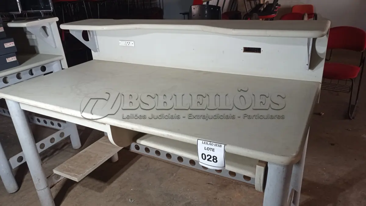 LOTE 028 - 01 ESTAÇÃO DE TRABALHO EM MADEIRA COM PÉ EM FERRO. (NO ESTADO) ATENÇÃO! FAZER A VISITAÇÃO ANTES DE ARREMATAR, NÃO SABEMOS SE FUNCIONA, LEILÃO NÃO TEM GARANTIA E NEM DEVOLUÇÃO, SUJEITO A POSSÍVEIS AVARIAS VISÍVEIS/OCULTAS E/OU AUSÊNCIA DE COMPONENTES.