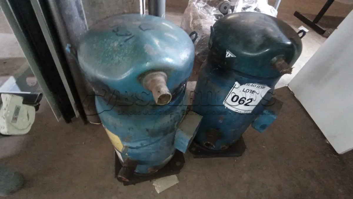 LOTE 062 - 02 COMPRESSORES AZUL PARA REFRIGERAÇÃO. (NO ESTADO) ATENÇÃO! FAZER A VISITAÇÃO ANTES DE ARREMATAR, NÃO SABEMOS SE FUNCIONA, LEILÃO NÃO TEM GARANTIA E NEM DEVOLUÇÃO, SUJEITO A POSSÍVEIS AVARIAS VISÍVEIS/OCULTAS E/OU AUSÊNCIA DE COMPONENTES.