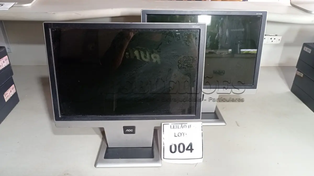 LOTE 004 - 02 MONITORES AOC. (NO ESTADO) ATENÇÃO! FAZER A VISITAÇÃO ANTES DE ARREMATAR, NÃO SABEMOS SE FUNCIONA, LEILÃO NÃO TEM GARANTIA E NEM DEVOLUÇÃO, SUJEITO A POSSÍVEIS AVARIAS VISÍVEIS/OCULTAS E/OU AUSÊNCIA DE COMPONENTES.