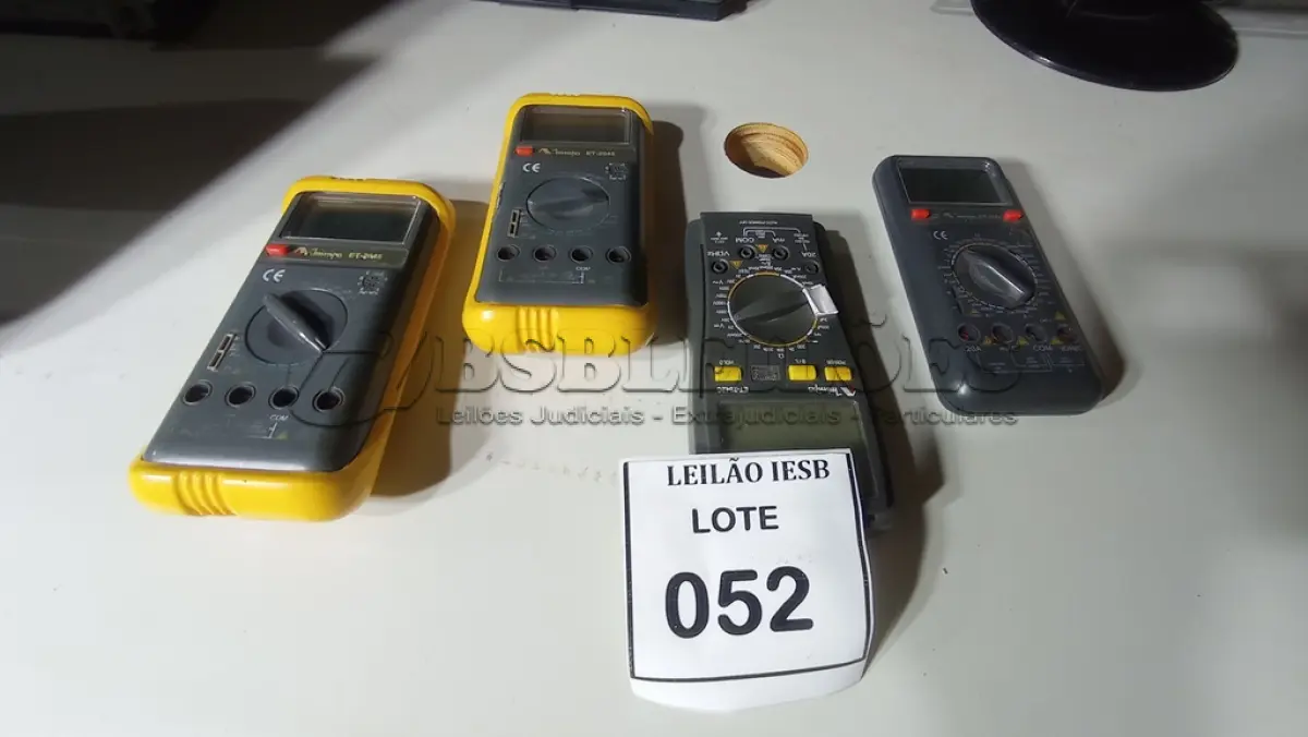 LOTE 052 - 04 VOLTÍMETROS DIGITAIS. (NO ESTADO) ATENÇÃO! FAZER A VISITAÇÃO ANTES DE ARREMATAR, NÃO SABEMOS SE FUNCIONA, LEILÃO NÃO TEM GARANTIA E NEM DEVOLUÇÃO, SUJEITO A POSSÍVEIS AVARIAS VISÍVEIS/OCULTAS E/OU AUSÊNCIA DE COMPONENTES.