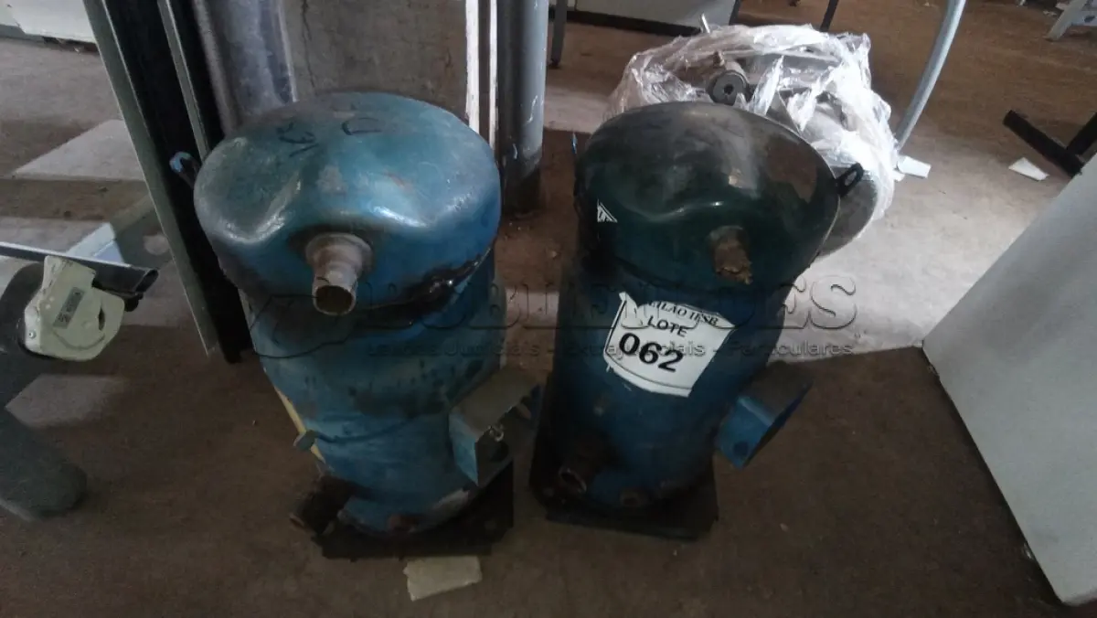 LOTE 062 - 02 COMPRESSORES AZUL PARA REFRIGERAÇÃO. (NO ESTADO) ATENÇÃO! FAZER A VISITAÇÃO ANTES DE ARREMATAR, NÃO SABEMOS SE FUNCIONA, LEILÃO NÃO TEM GARANTIA E NEM DEVOLUÇÃO, SUJEITO A POSSÍVEIS AVARIAS VISÍVEIS/OCULTAS E/OU AUSÊNCIA DE COMPONENTES.