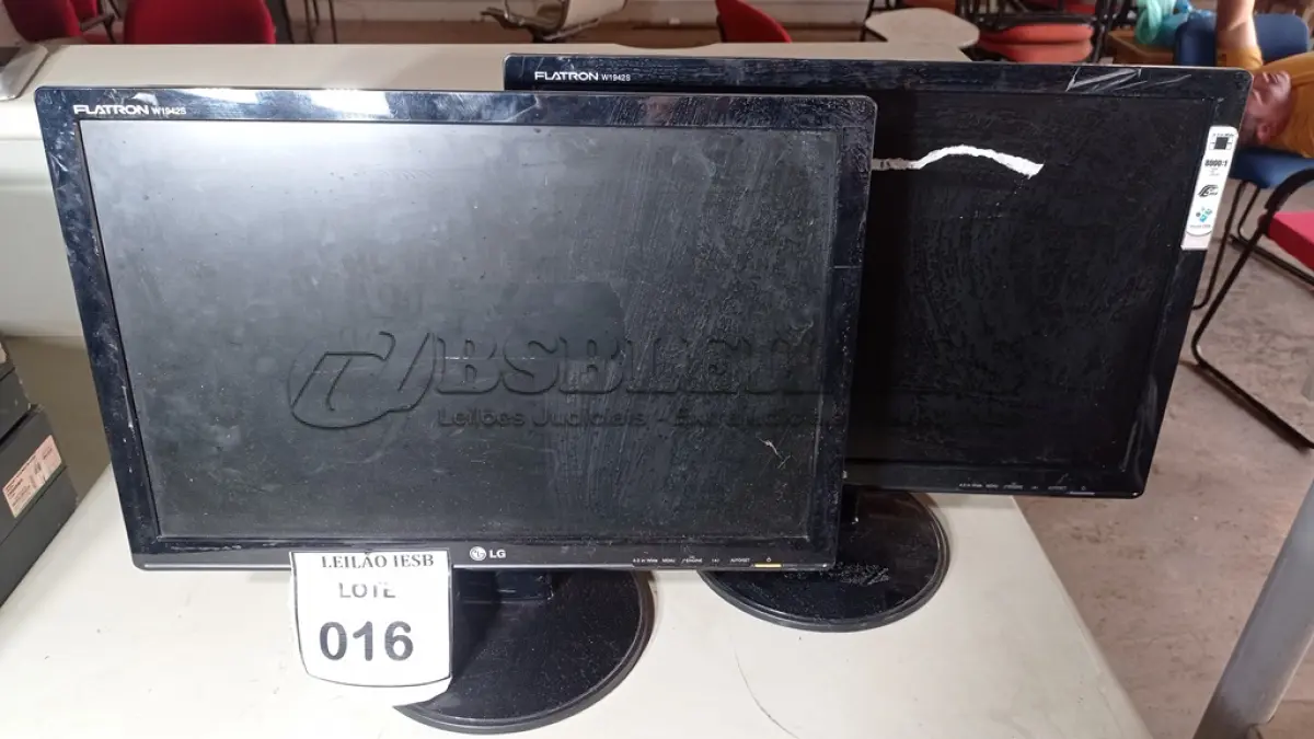 LOTE 016 - 02 MONITORES LG. (NO ESTADO) ATENÇÃO! FAZER A VISITAÇÃO ANTES DE ARREMATAR, NÃO SABEMOS SE FUNCIONA, LEILÃO NÃO TEM GARANTIA E NEM DEVOLUÇÃO, SUJEITO A POSSÍVEIS AVARIAS VISÍVEIS/OCULTAS E/OU AUSÊNCIA DE COMPONENTES.