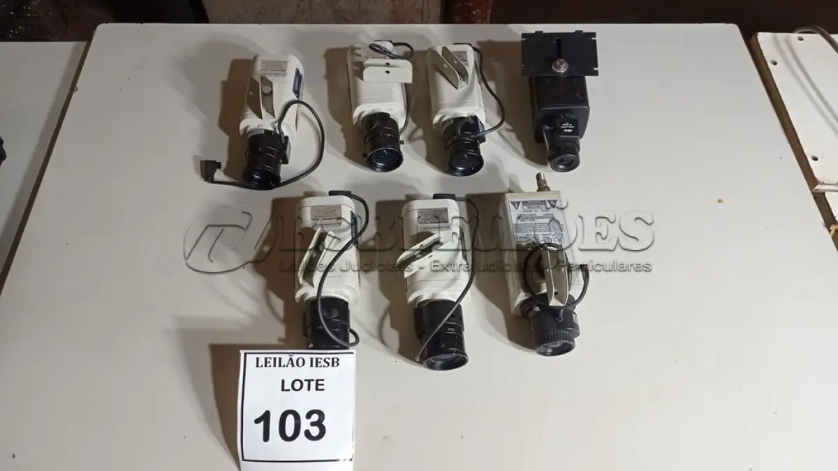 LOTE 103 - 07 CÂMERAS DE SEGURANÇA. (NO ESTADO) ATENÇÃO! FAZER A VISITAÇÃO ANTES DE ARREMATAR, NÃO SABEMOS SE FUNCIONA, LEILÃO NÃO TEM GARANTIA E NEM DEVOLUÇÃO, SUJEITO A POSSÍVEIS AVARIAS VISÍVEIS/OCULTAS E/OU AUSÊNCIA DE COMPONENTES.