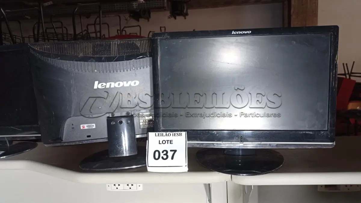 LOTE 037 - 02 MONITORES LENOVO. (NO ESTADO) ATENÇÃO! FAZER A VISITAÇÃO ANTES DE ARREMATAR, NÃO SABEMOS SE FUNCIONA, LEILÃO NÃO TEM GARANTIA E NEM DEVOLUÇÃO, SUJEITO A POSSÍVEIS AVARIAS VISÍVEIS/OCULTAS E/OU AUSÊNCIA DE COMPONENTES.