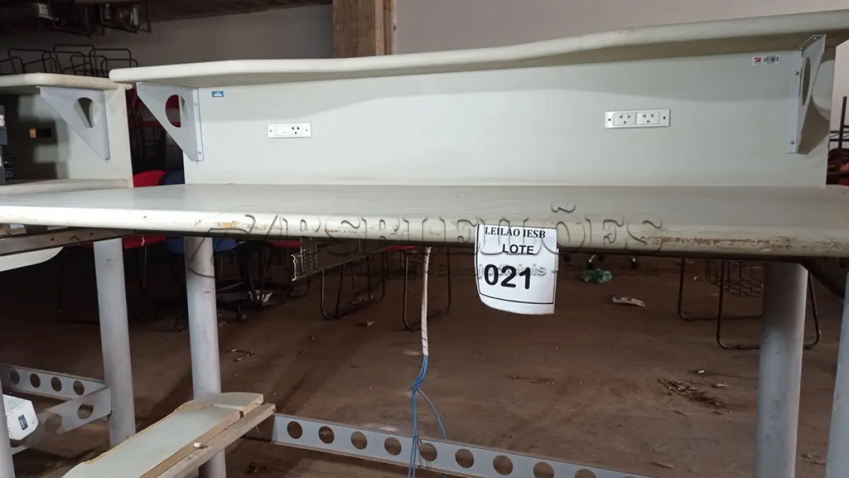 LOTE 021 - 01 ESTAÇÃO DE TRABALHO EM MADEIRA COM PÉ EM FERRO.  (NO ESTADO) ATENÇÃO! FAZER A VISITAÇÃO ANTES DE ARREMATAR, NÃO SABEMOS SE FUNCIONA, LEILÃO NÃO TEM GARANTIA E NEM DEVOLUÇÃO, SUJEITO A POSSÍVEIS AVARIAS VISÍVEIS/OCULTAS E/OU AUSÊNCIA DE COMPONENTES.