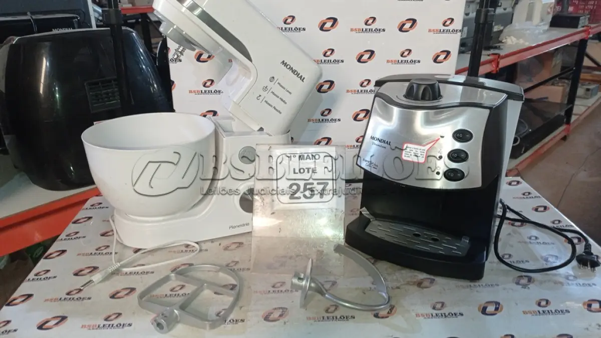 LOTE 257 - 01 MÁQUINA DE CAFÉ EXPRESSO 220V MARCA MONDIAL E 01 BATEDEIRA PLANETÁRIA 220V MARCA MONDIAL. (NO ESTADO) ATENÇÃO! FAZER A VISITAÇÃO ANTES DE ARREMATAR, NÃO SABEMOS SE FUNCIONA, LEILÃO NÃO TEM GARANTIA E NEM DEVOLUÇÃO, SUJEITO A POSSÍVEIS AVARIAS VISÍVEIS/OCULTAS E/OU AUSÊNCIA DE COMPONENTES.