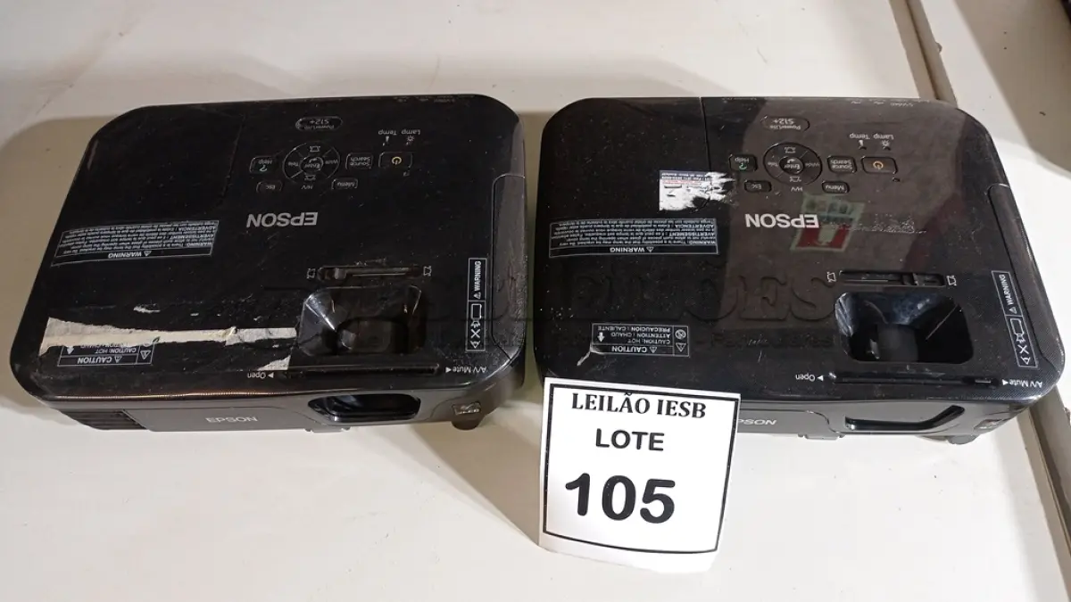 LOTE 105 - 02 PROJETORES EPSON. (NO ESTADO) ATENÇÃO! FAZER A VISITAÇÃO ANTES DE ARREMATAR, NÃO SABEMOS SE FUNCIONA, LEILÃO NÃO TEM GARANTIA E NEM DEVOLUÇÃO, SUJEITO A POSSÍVEIS AVARIAS VISÍVEIS/OCULTAS E/OU AUSÊNCIA DE COMPONENTES.