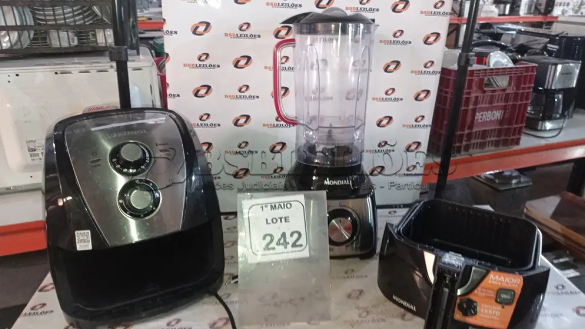 LOTE 242 - 01 AIR FRYER 220V MARCA MONDIAL E 01 LIQUIDIFICADOR 220V MARCA MONDIAL. (NO ESTADO) ATENÇÃO! FAZER A VISITAÇÃO ANTES DE ARREMATAR, NÃO SABEMOS SE FUNCIONA, LEILÃO NÃO TEM GARANTIA E NEM DEVOLUÇÃO, SUJEITO A POSSÍVEIS AVARIAS VISÍVEIS/OCULTAS E/OU AUSÊNCIA DE COMPONENTES.