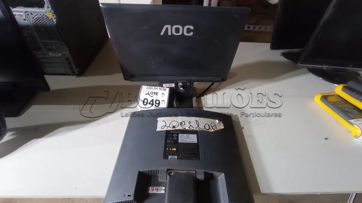 LOTE 049 - 02 MONITORES AOC. (NO ESTADO) ATENÇÃO! FAZER A VISITAÇÃO ANTES DE ARREMATAR, NÃO SABEMOS SE FUNCIONA, LEILÃO NÃO TEM GARANTIA E NEM DEVOLUÇÃO, SUJEITO A POSSÍVEIS AVARIAS VISÍVEIS/OCULTAS E/OU AUSÊNCIA DE COMPONENTES.