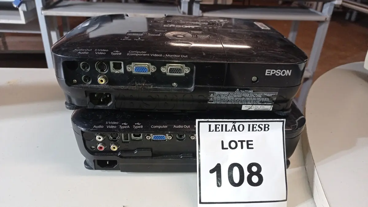 LOTE 108 - 02 PROJETORES EPSON. (NO ESTADO) ATENÇÃO! FAZER A VISITAÇÃO ANTES DE ARREMATAR, NÃO SABEMOS SE FUNCIONA, LEILÃO NÃO TEM GARANTIA E NEM DEVOLUÇÃO, SUJEITO A POSSÍVEIS AVARIAS VISÍVEIS/OCULTAS E/OU AUSÊNCIA DE COMPONENTES.