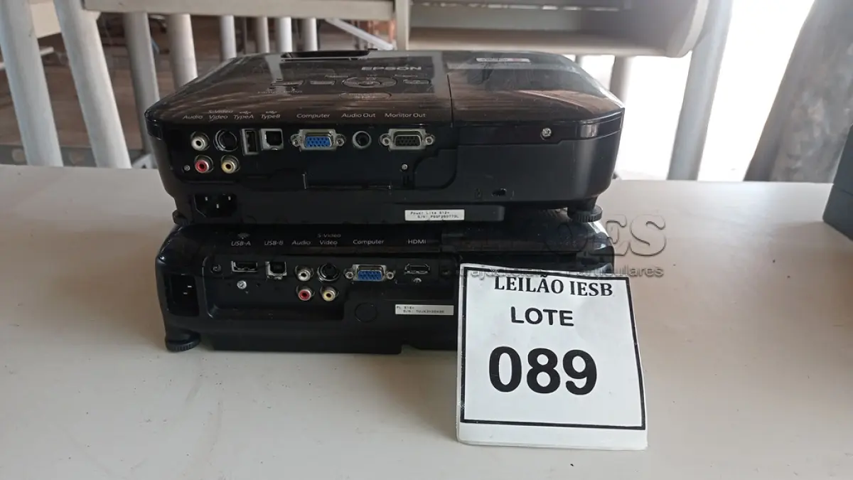 LOTE 089 - 02 PROJETORES EPSON. (NO ESTADO) ATENÇÃO! FAZER A VISITAÇÃO ANTES DE ARREMATAR, NÃO SABEMOS SE FUNCIONA, LEILÃO NÃO TEM GARANTIA E NEM DEVOLUÇÃO, SUJEITO A POSSÍVEIS AVARIAS VISÍVEIS/OCULTAS E/OU AUSÊNCIA DE COMPONENTES.