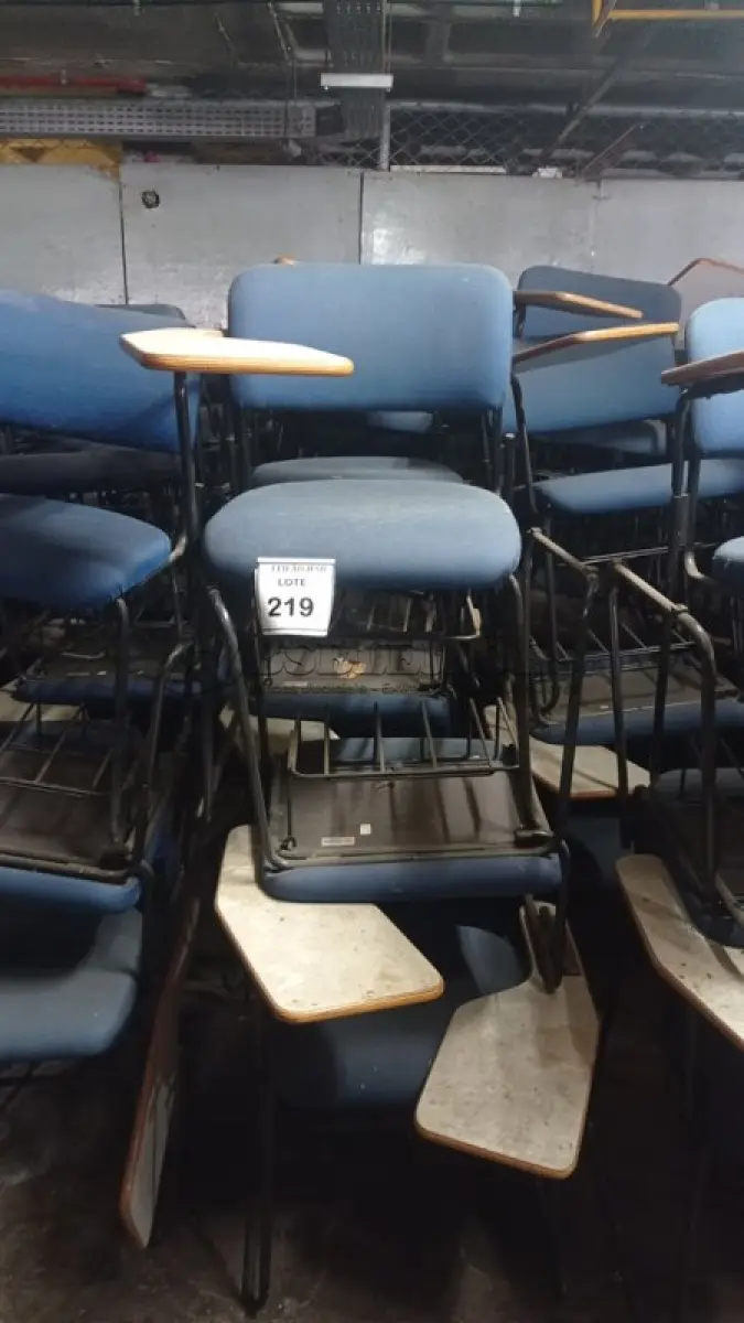 LOTE 219 - 15 CADEIRAS UNIVERSITÁRIA. (NO ESTADO) ATENÇÃO! FAZER A VISITAÇÃO ANTES DE ARREMATAR, NÃO SABEMOS SE FUNCIONA, LEILÃO NÃO TEM GARANTIA E NEM DEVOLUÇÃO, SUJEITO A POSSÍVEIS AVARIAS VISÍVEIS/OCULTAS E/OU AUSÊNCIA DE COMPONENTES.