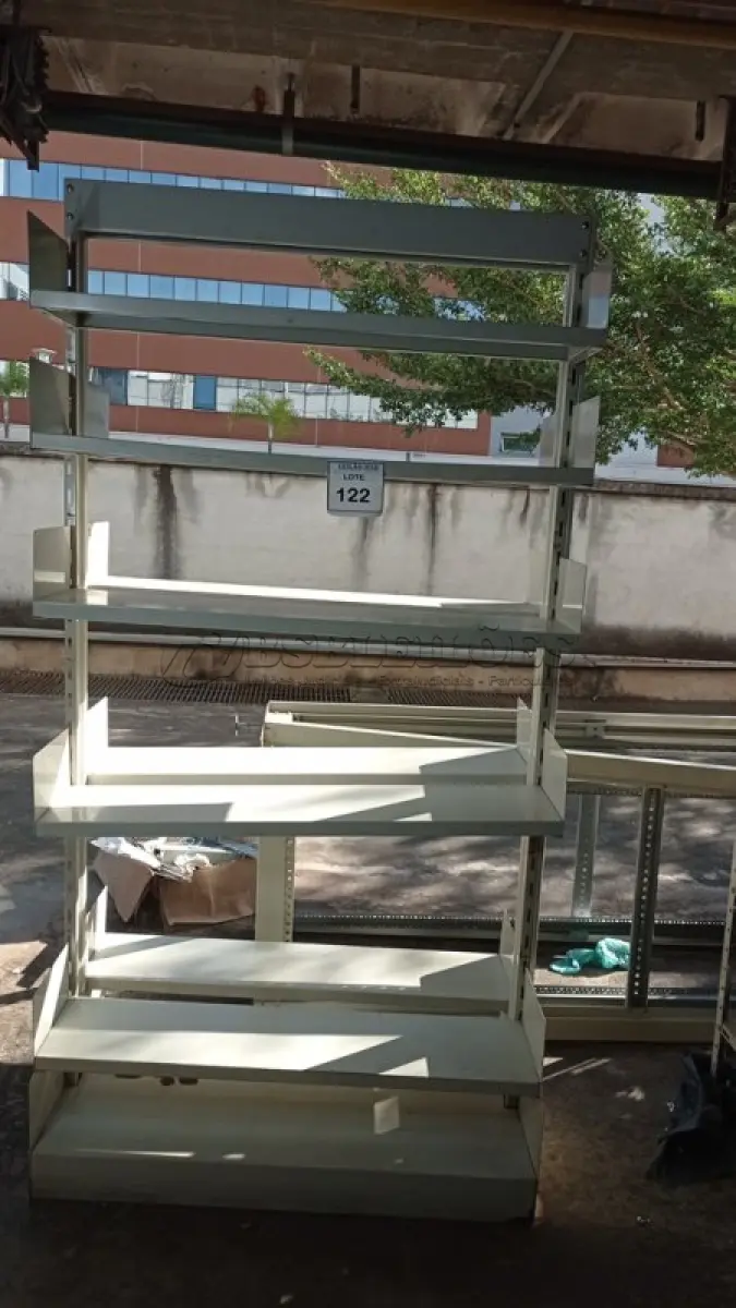 LOTE 122 - 01 ESTANTE EM AÇO PARA LIVROS. (NO ESTADO) ATENÇÃO! FAZER A VISITAÇÃO ANTES DE ARREMATAR, NÃO SABEMOS SE FUNCIONA, LEILÃO NÃO TEM GARANTIA E NEM DEVOLUÇÃO, SUJEITO A POSSÍVEIS AVARIAS VISÍVEIS/OCULTAS E/OU AUSÊNCIA DE COMPONENTES.