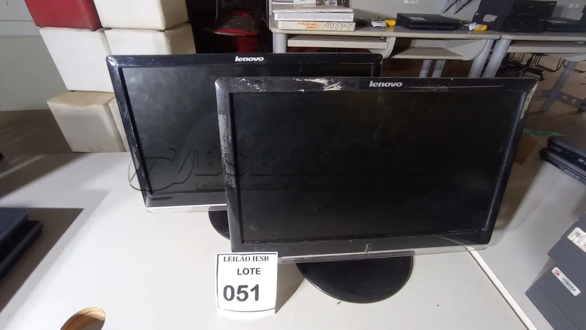 LOTE 051 - 02 MONITORES LENOVO. (NO ESTADO) ATENÇÃO! FAZER A VISITAÇÃO ANTES DE ARREMATAR, NÃO SABEMOS SE FUNCIONA, LEILÃO NÃO TEM GARANTIA E NEM DEVOLUÇÃO, SUJEITO A POSSÍVEIS AVARIAS VISÍVEIS/OCULTAS E/OU AUSÊNCIA DE COMPONENTES.