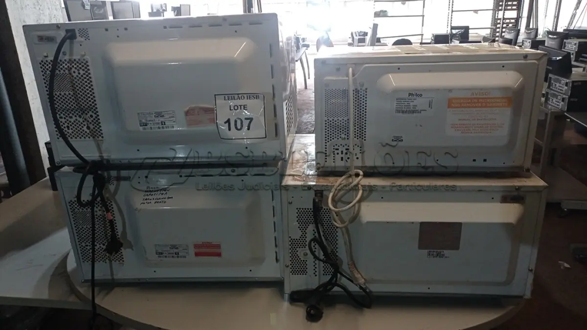 LOTE 107 - 04 MICRO ONDAS DIVERSAS MARCAS. (NO ESTADO) ATENÇÃO! FAZER A VISITAÇÃO ANTES DE ARREMATAR, NÃO SABEMOS SE FUNCIONA, LEILÃO NÃO TEM GARANTIA E NEM DEVOLUÇÃO, SUJEITO A POSSÍVEIS AVARIAS VISÍVEIS/OCULTAS E/OU AUSÊNCIA DE COMPONENTES.