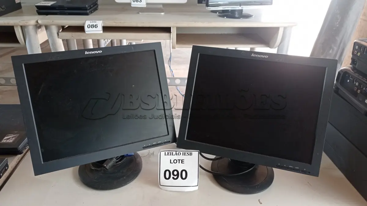 LOTE 090 - 02 MONITORES LENOVO. (NO ESTADO) ATENÇÃO! FAZER A VISITAÇÃO ANTES DE ARREMATAR, NÃO SABEMOS SE FUNCIONA, LEILÃO NÃO TEM GARANTIA E NEM DEVOLUÇÃO, SUJEITO A POSSÍVEIS AVARIAS VISÍVEIS/OCULTAS E/OU AUSÊNCIA DE COMPONENTES.