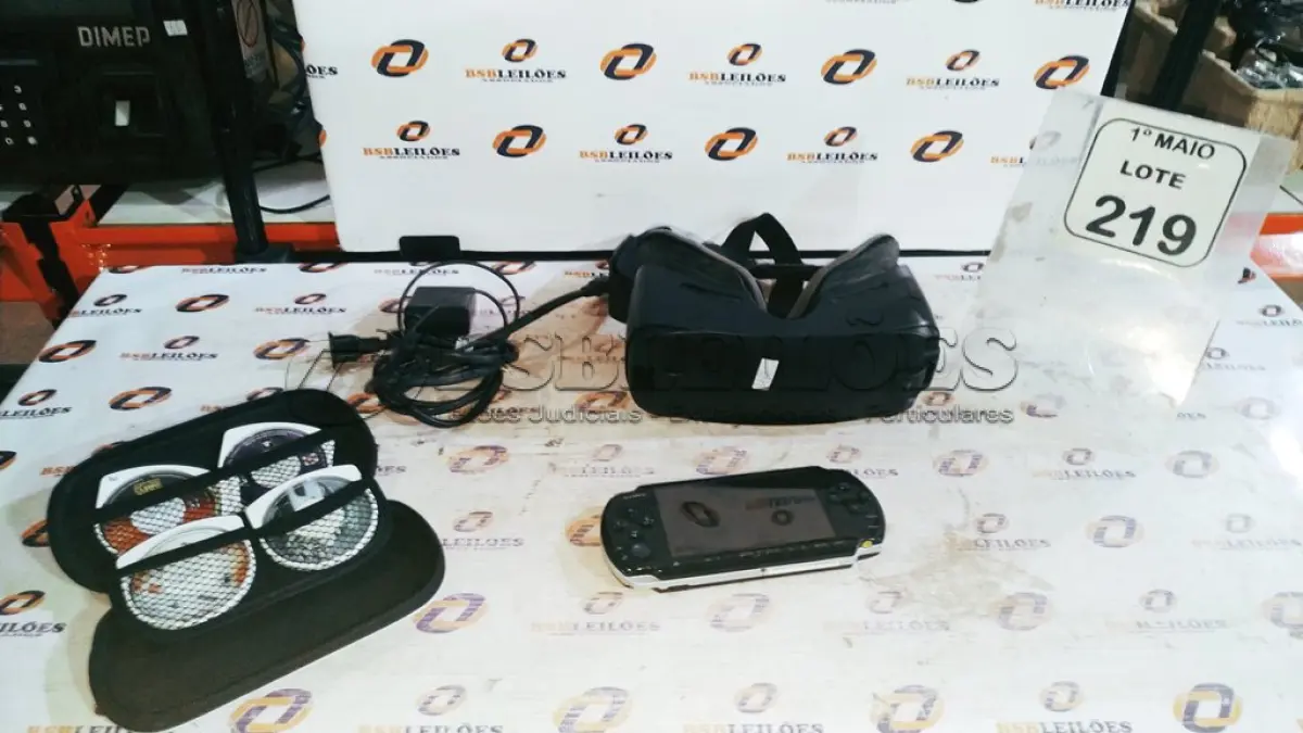 LOTE 219 - 01 PSP COM 04 MÍDIAS FÍSICAS, CARTÃO DE MEMÓRIA COM JOGOS, CASE E CARREGADOR ORIGINAL, 01 ÓCULOS VR MARCA SAMSUNG E 01 RELÓGIO MARCA ORIENTE. (NO ESTADO) ATENÇÃO! FAZER A VISITAÇÃO ANTES DE ARREMATAR, NÃO SABEMOS SE FUNCIONA, LEILÃO NÃO TEM GARANTIA E NEM DEVOLUÇÃO, SUJEITO A POSSÍVEIS AVARIAS VISÍVEIS/OCULTAS E/OU AUSÊNCIA DE COMPONENTES.