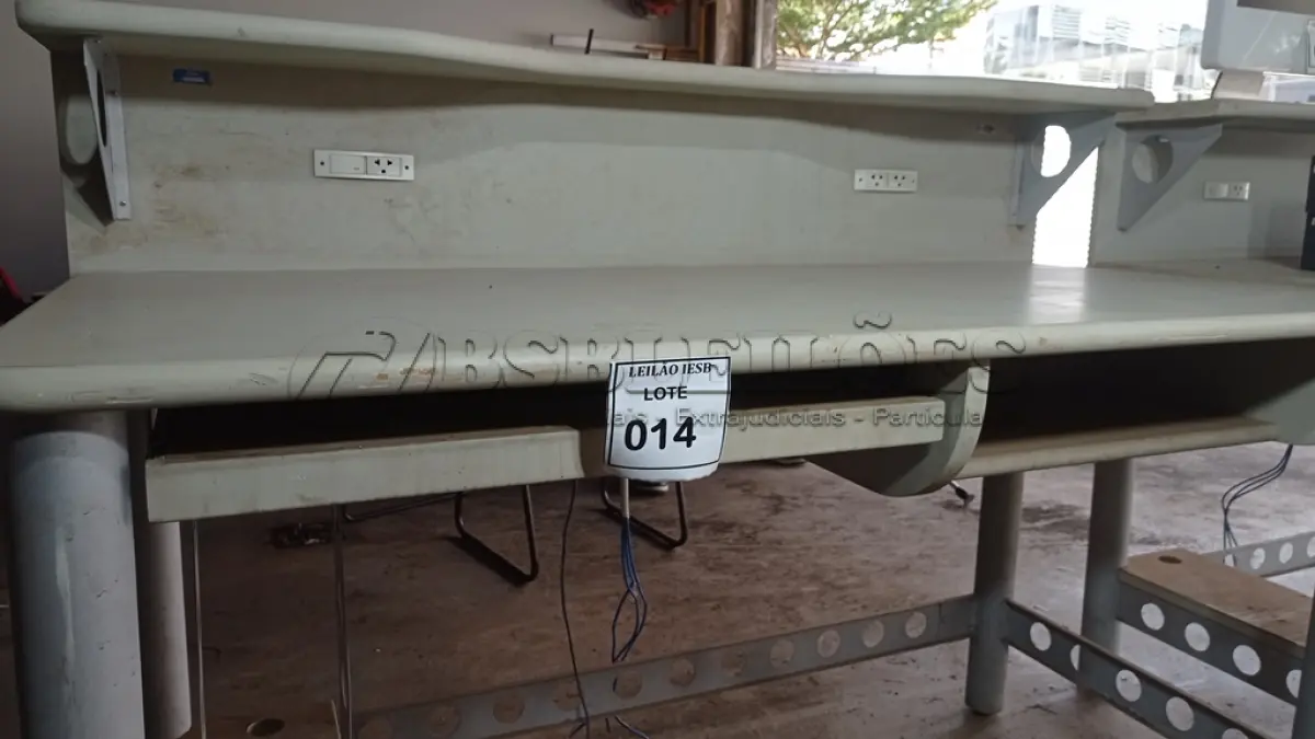 LOTE 014 - 01 ESTAÇÃO DE TRABALHO EM MADEIRA COM PÉ EM FERRO. (NO ESTADO) ATENÇÃO! FAZER A VISITAÇÃO ANTES DE ARREMATAR, NÃO SABEMOS SE FUNCIONA, LEILÃO NÃO TEM GARANTIA E NEM DEVOLUÇÃO, SUJEITO A POSSÍVEIS AVARIAS VISÍVEIS/OCULTAS E/OU AUSÊNCIA DE COMPONENTES.