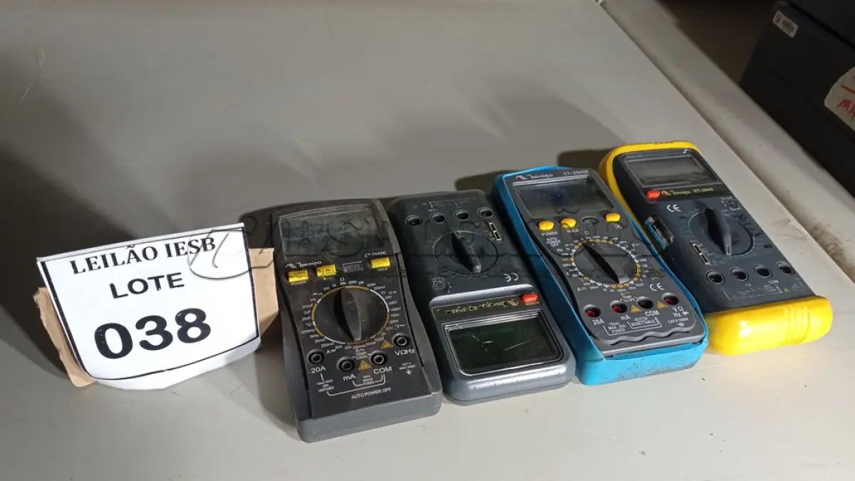 LOTE 038 - 04 VOLTÍMETROS DIGITAIS. (NO ESTADO) ATENÇÃO! FAZER A VISITAÇÃO ANTES DE ARREMATAR, NÃO SABEMOS SE FUNCIONA, LEILÃO NÃO TEM GARANTIA E NEM DEVOLUÇÃO, SUJEITO A POSSÍVEIS AVARIAS VISÍVEIS/OCULTAS E/OU AUSÊNCIA DE COMPONENTES.