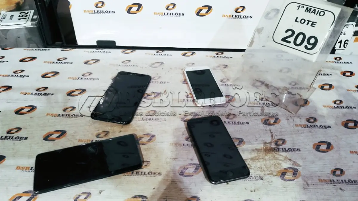 LOTE 209 - 01 SMARTPHONE MARCA SAMSUNG E 03 IPHONES DE MODELOS DIVERSOS. (NO ESTADO) ATENÇÃO! FAZER A VISITAÇÃO ANTES DE ARREMATAR, NÃO SABEMOS SE FUNCIONA, LEILÃO NÃO TEM GARANTIA E NEM DEVOLUÇÃO, SUJEITO A POSSÍVEIS AVARIAS VISÍVEIS/OCULTAS E/OU AUSÊNCIA DE COMPONENTES.