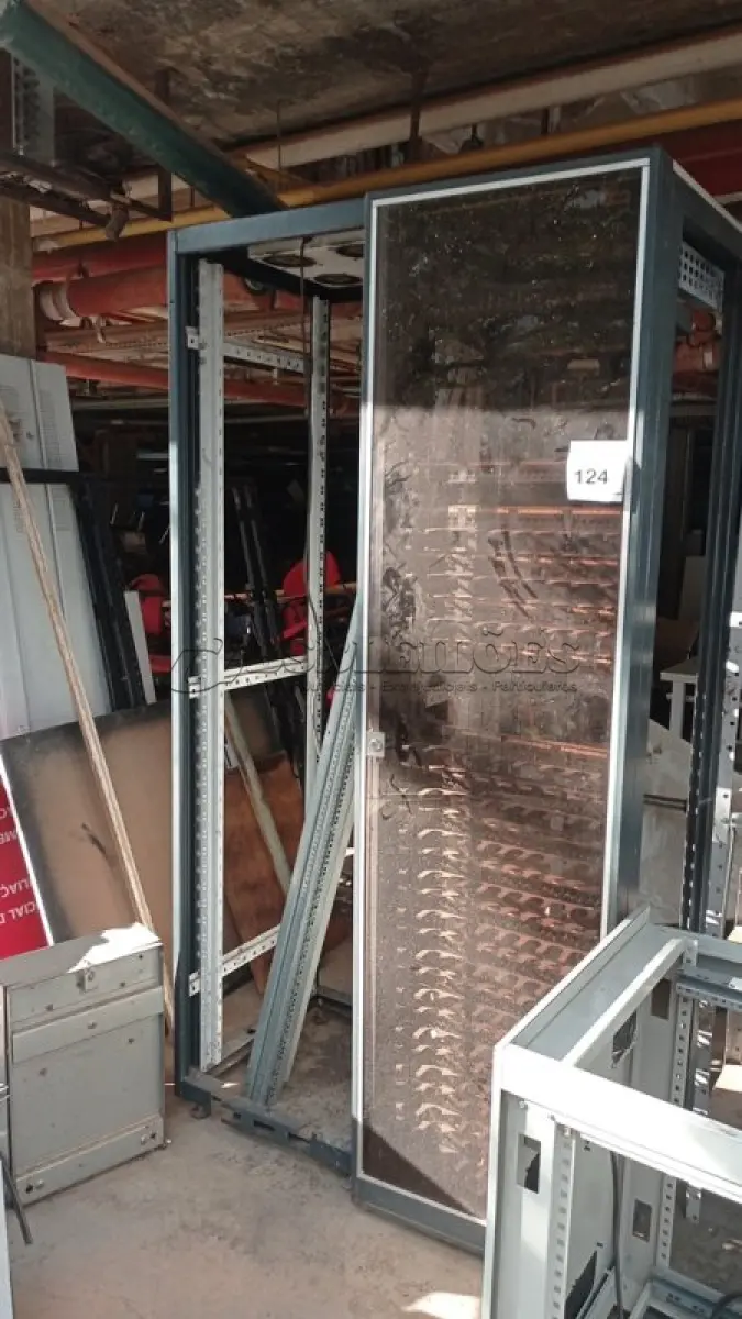 LOTE 124 - 03 RACKS PARA SERVIDORES INCOMPLETOS. (NO ESTADO) ATENÇÃO! FAZER A VISITAÇÃO ANTES DE ARREMATAR, NÃO SABEMOS SE FUNCIONA, LEILÃO NÃO TEM GARANTIA E NEM DEVOLUÇÃO, SUJEITO A POSSÍVEIS AVARIAS VISÍVEIS/OCULTAS E/OU AUSÊNCIA DE COMPONENTES.